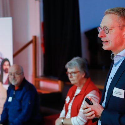 Prof. Dr. Christoph Breuer hält einen Vortrag.