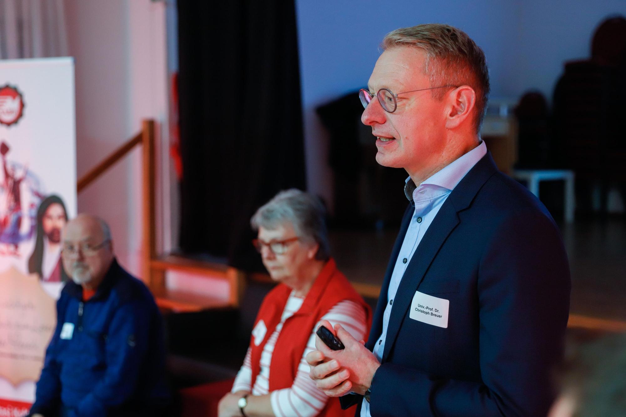 Prof. Dr. Christoph Breuer hält einen Vortrag.