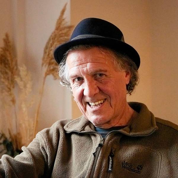 Das Foto zeigt Norbert Scheuer, Autor aus Kall. Er trägt einen etwas zu kleinen Hut.
