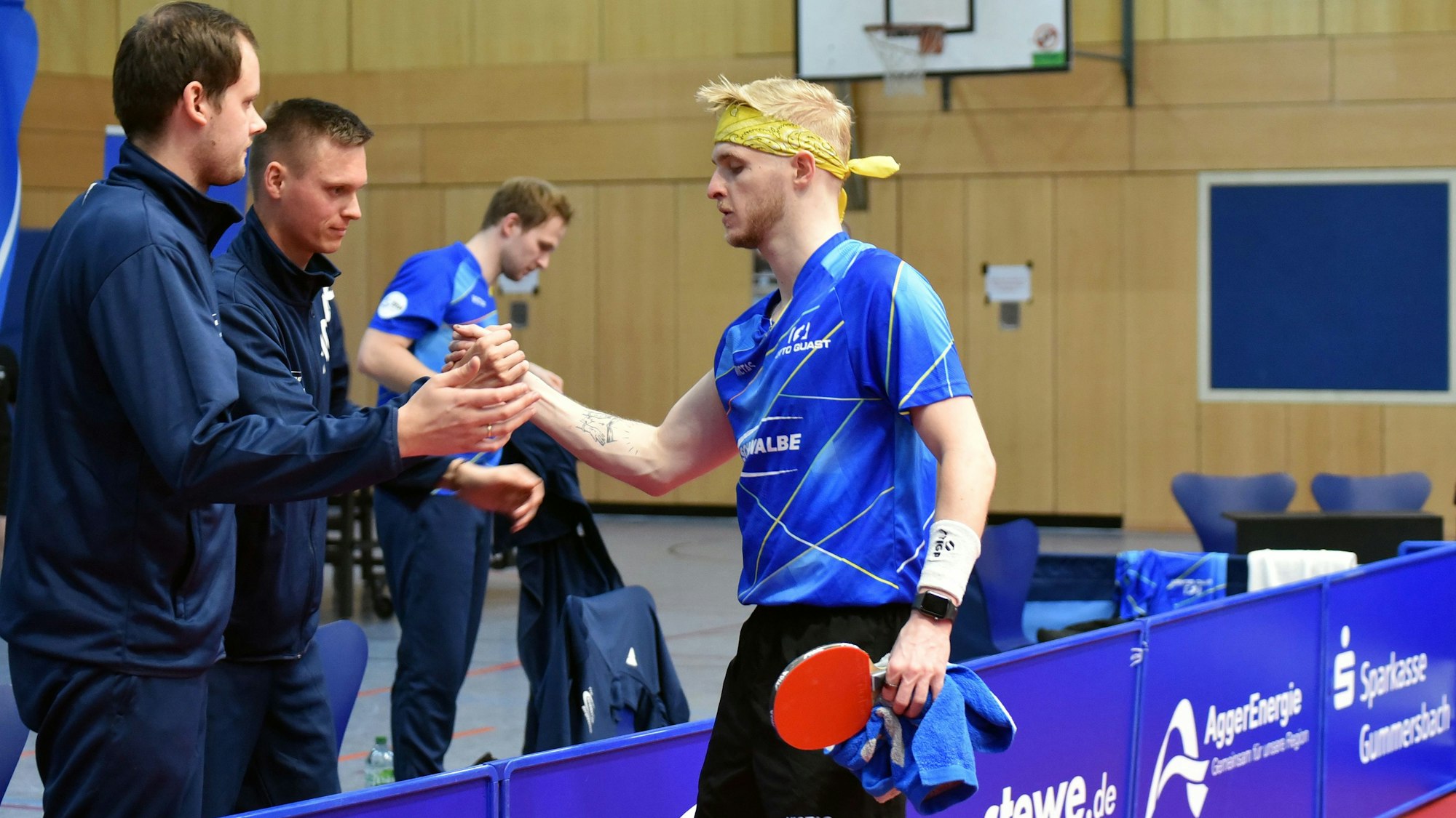 Romain Ruiz klatscht sich nach seinem gewonnenen Spiel mit Trainer Frederik Duda ab.