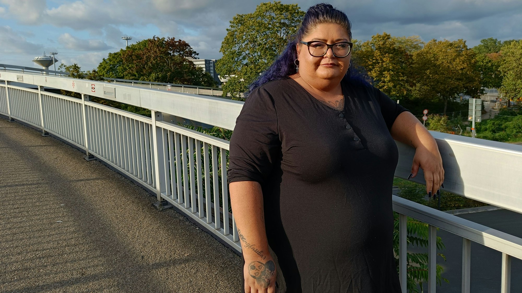 Nadine Kopp steht an einem Brückengeländer.