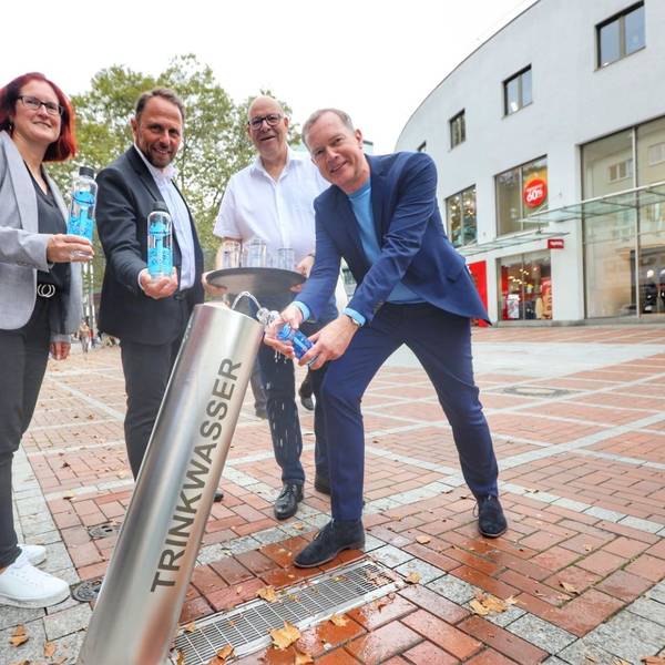 Bezirksbürgermeisterin Michaela Di Padova, Oberbürgermeister Uwe Richrath, Ralf Billstein, Projektleiter EVL und EVL-Geschäftsführer Thomas Eimermacher testen den neuen Trinkwasserbrunnen.