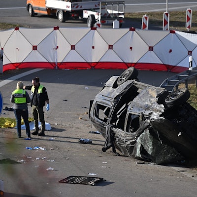 Waldkraiburg/Ampfing: Betreuer der Polizei stehen am Rande des umgestürzten Fahrzeugs