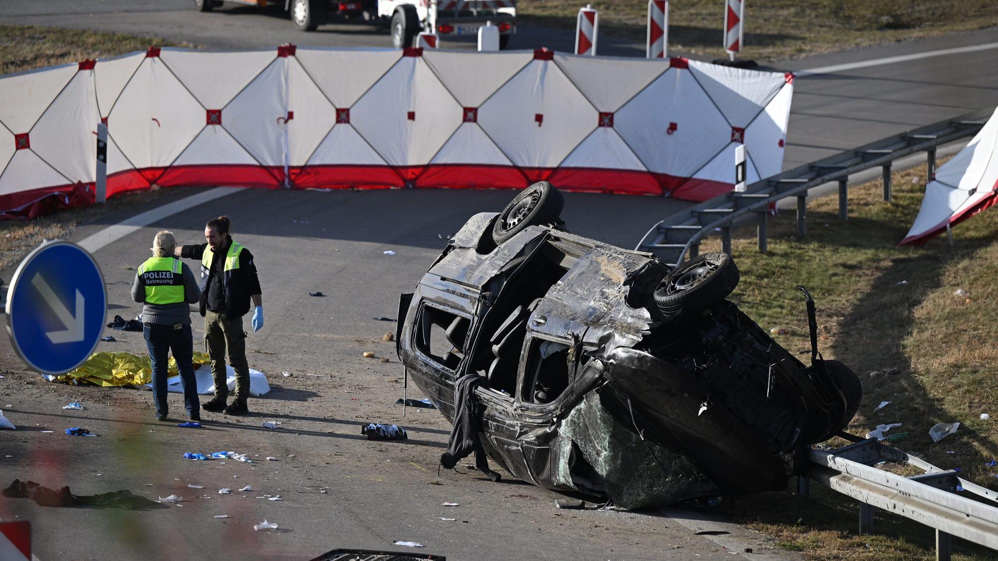 Bei einem schweren Verkehrsunfall in Bayern auf der A94 bei Waldkraiburg und Ampfing sind mehrere Menschen getötet und verletzt worden. Ein Mercedes-Kombi hatte sich mehrfach überschlagen.