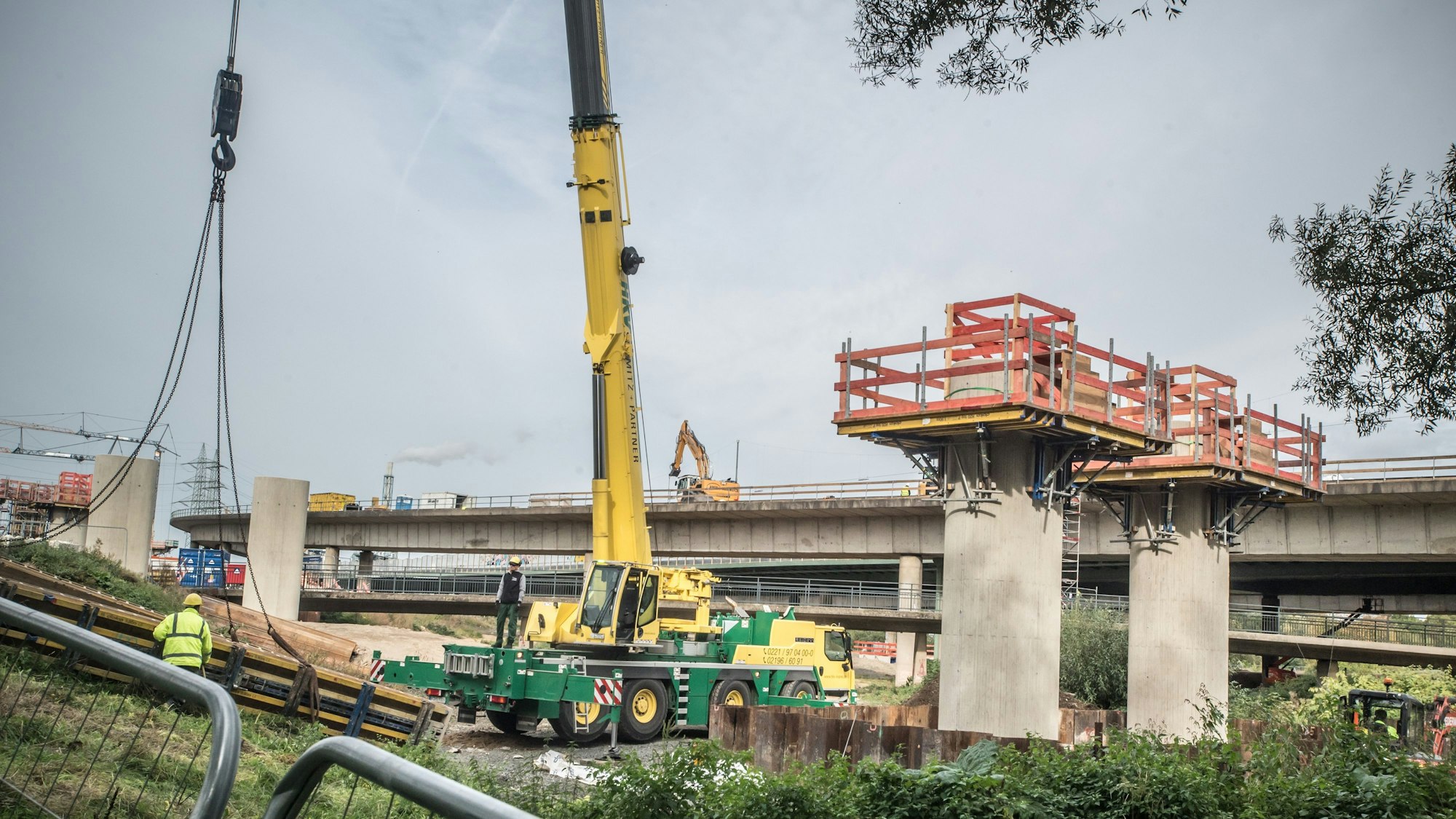 Der Ausbau der A1 zwischen Kreuz Leverkusen West und Europaring (B8).