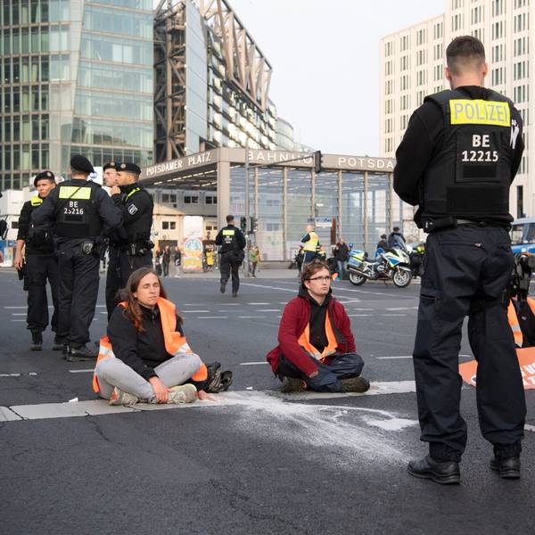 Aktivistinnen und Aktivisten der Klima-Gruppe Letzte Generation blockieren eine Straße in Berlin. Für Freitag haben sie deutschlandweit alle Proteste abgesagt. (Archivbild)