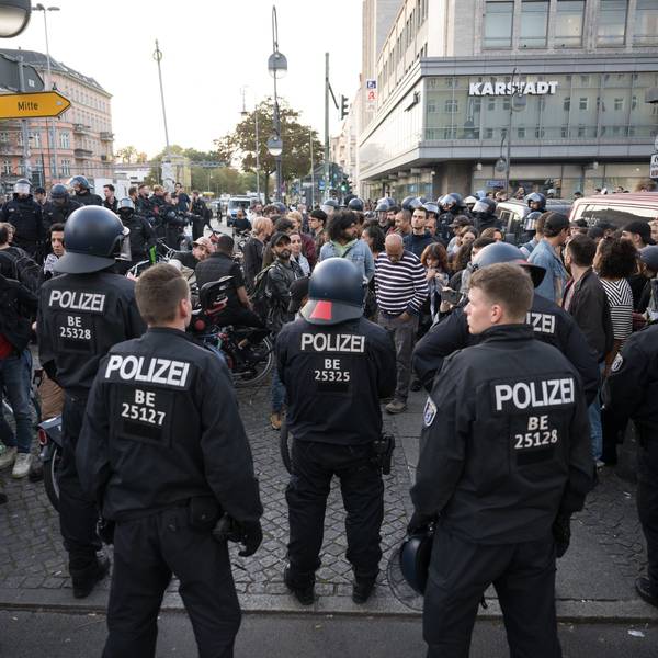 Polizeibeamte stehen in Berlin-Neukölln auf dem Hermannplatz vor einer Gruppe, aus der "Free Palestine"-Rufe kamen.