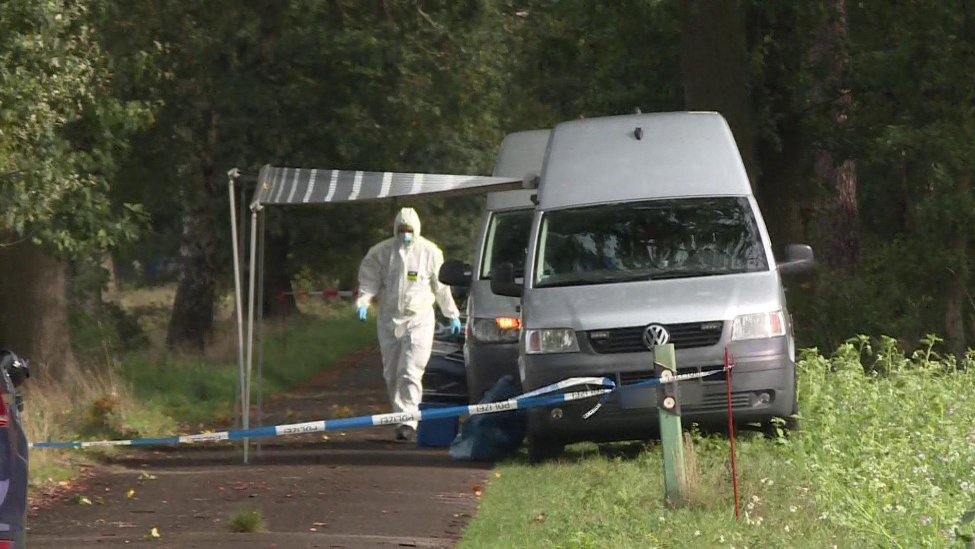 Fuhrberg: Mitarbeiter der Spurensicherung sind an einem Waldstück in der Region Hannover im Einsatz.