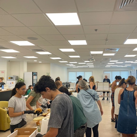 Die Einwohner von Ganey Tikva belegen Sandwiches für die Soldaten an der Front.