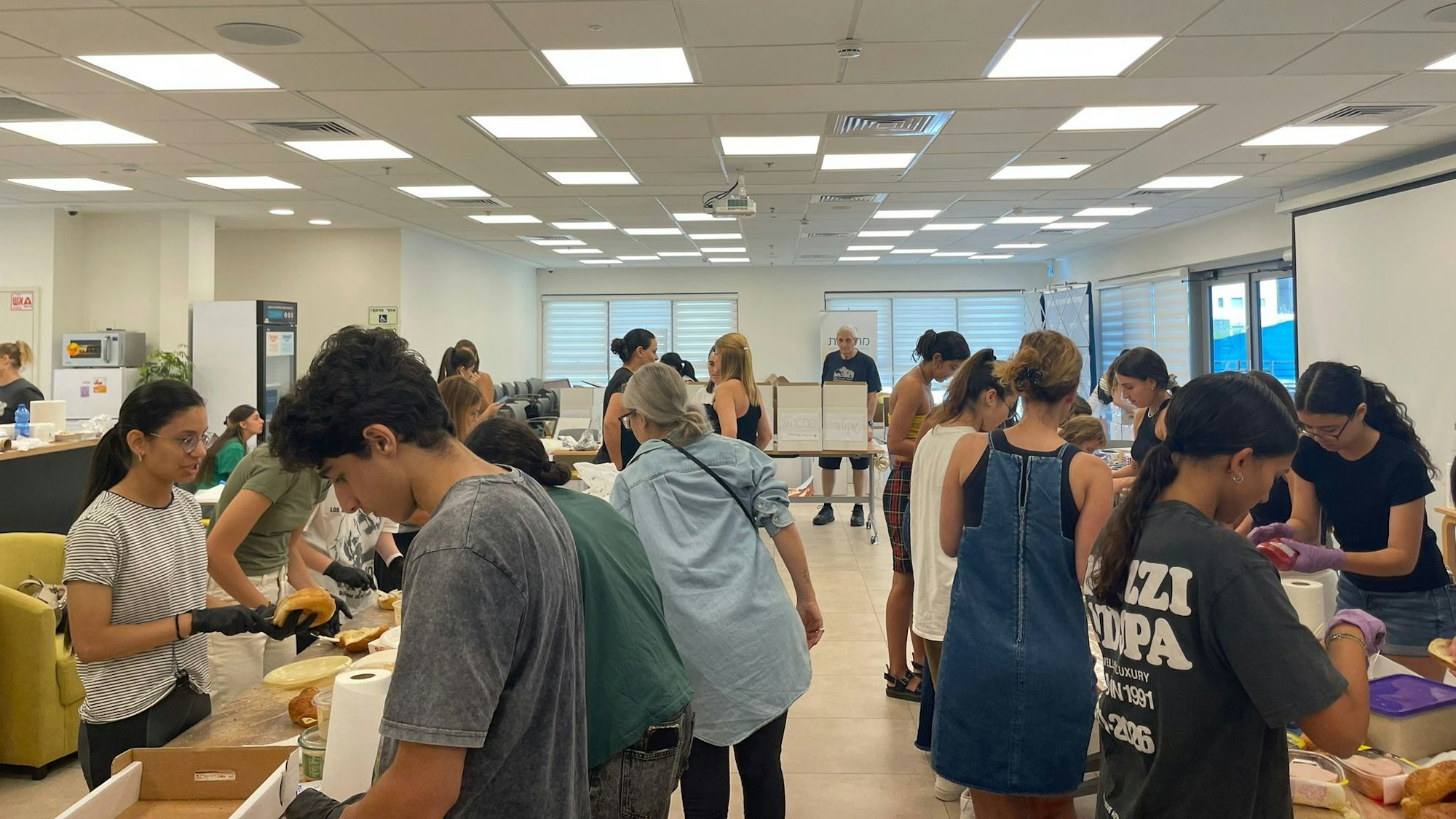 Die Einwohner von Ganey Tikva belegen Sandwiches für die Soldaten an der Front.