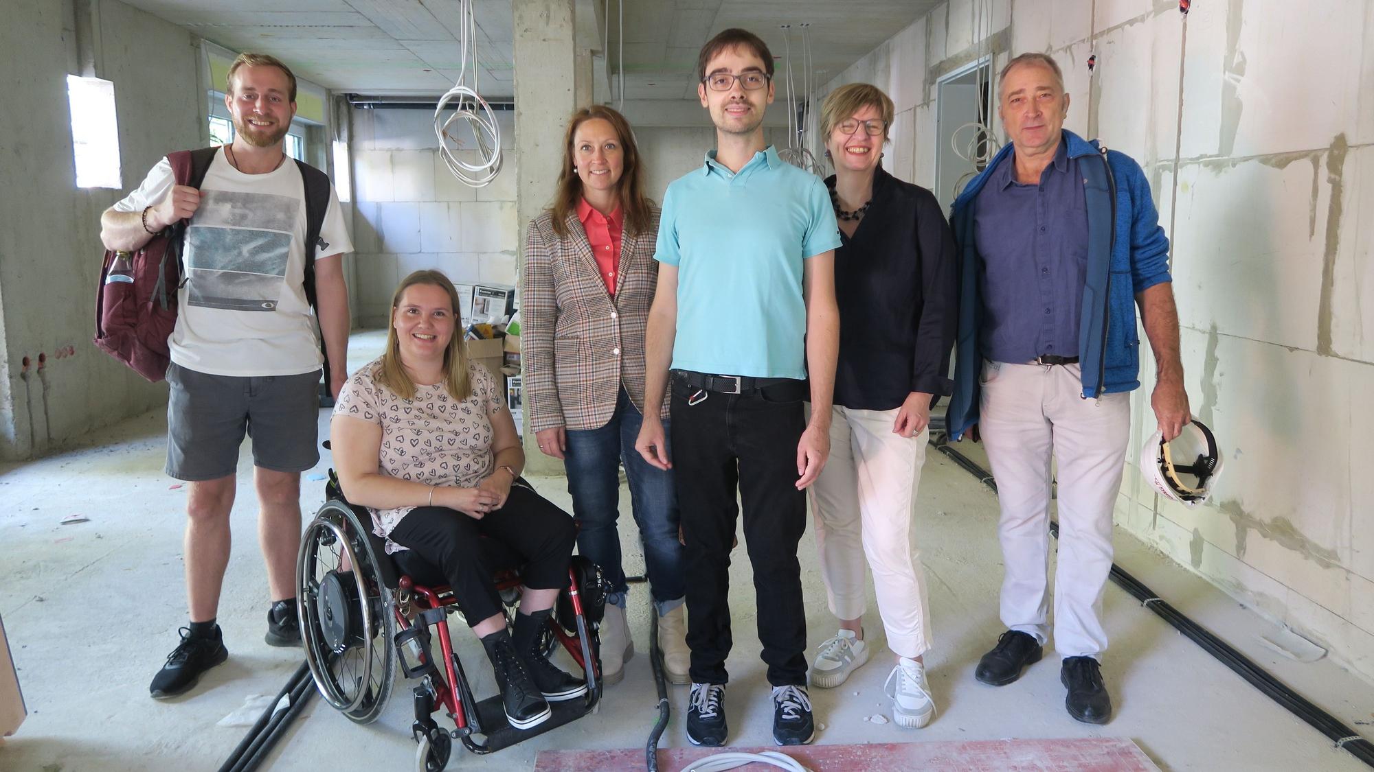 Mitwirkende der inklusiven WG in Kalk: (v.l.). Robert Oswald vom Assistenzdienst für Mettendorf, Lara Mettendorf, Sabine Seitz, Paul Haurand, Monika Schneider, Richard Kaus.