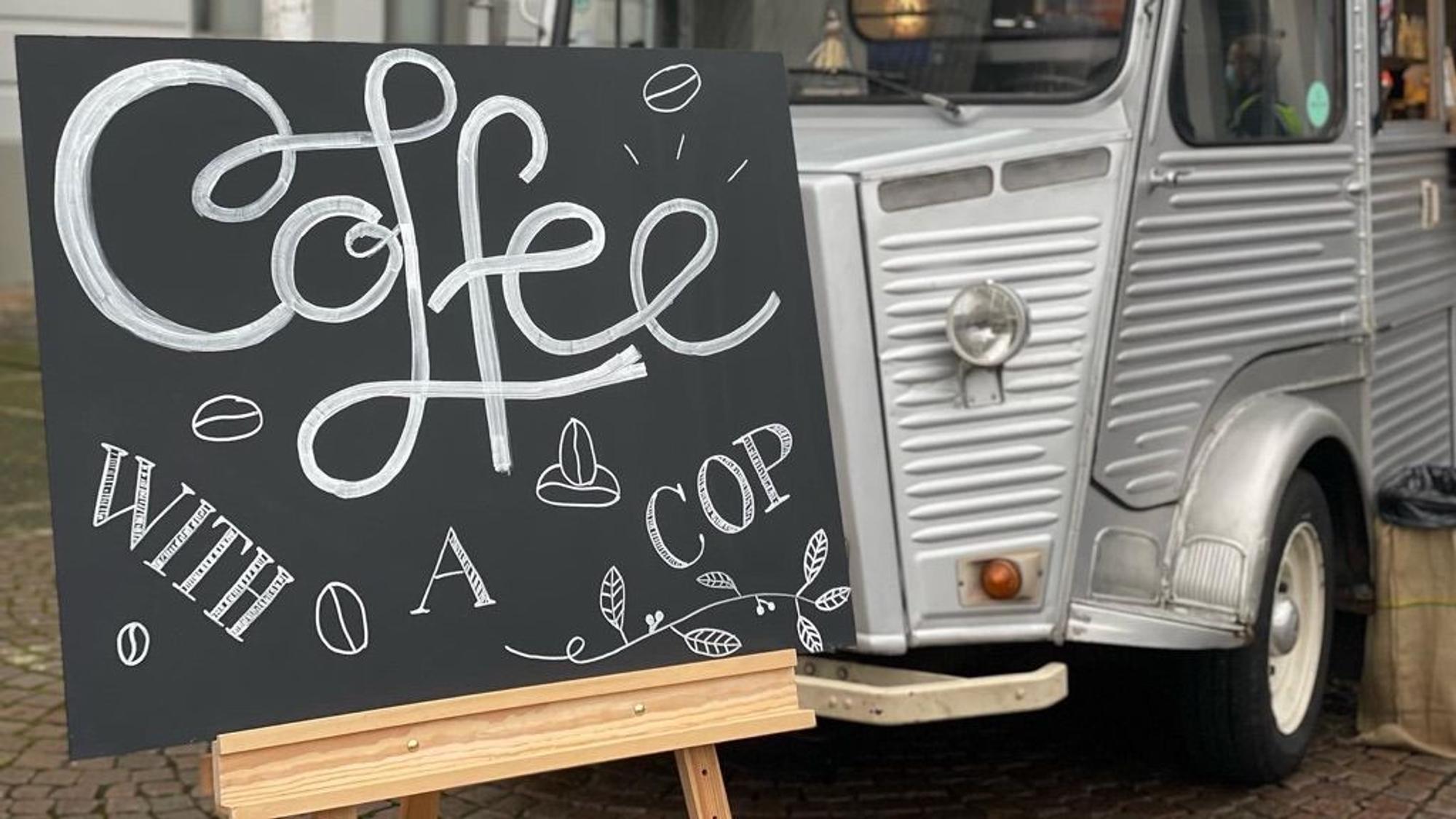 Das Oldtimer-Café-Mobil macht in Leichlingen Halt.