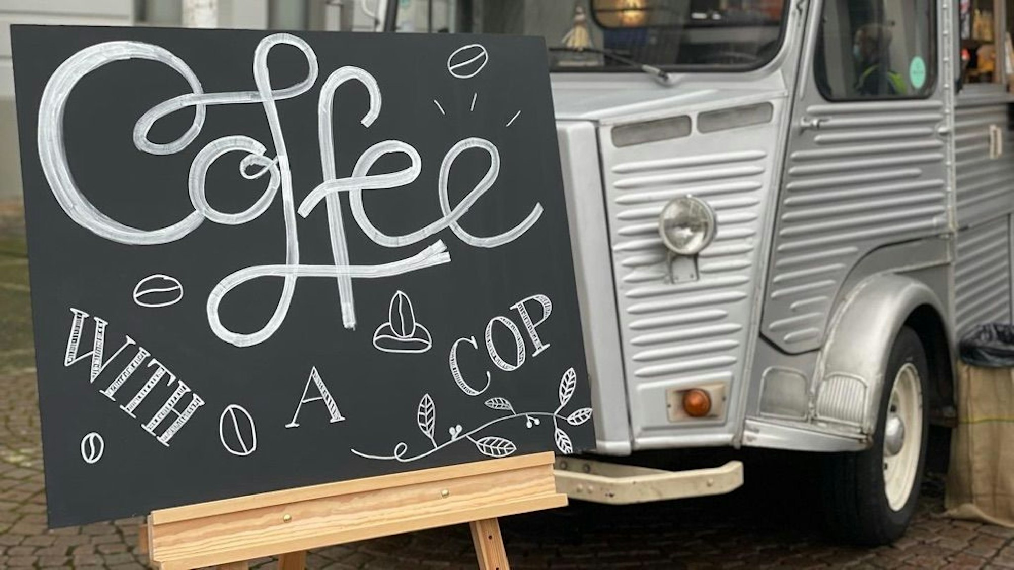 Das Oldtimer-Café-Mobil macht in Leichlingen Halt.