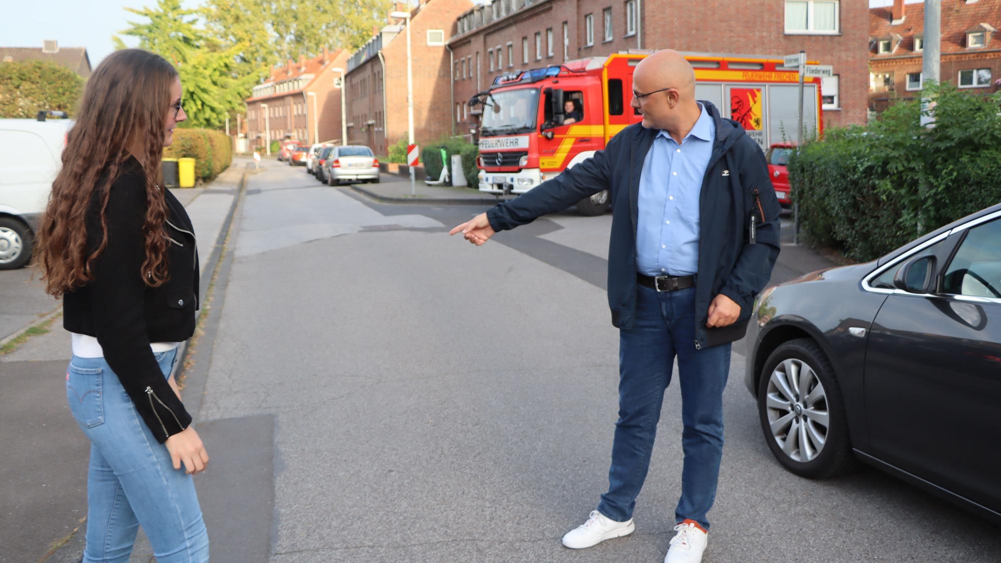 Chiara Verhulsdonk, Leiterin des Ordnungsamts, und ihr Kollege Norbert Sester stehen auf einer der engen Frechener Wohnstraßen.