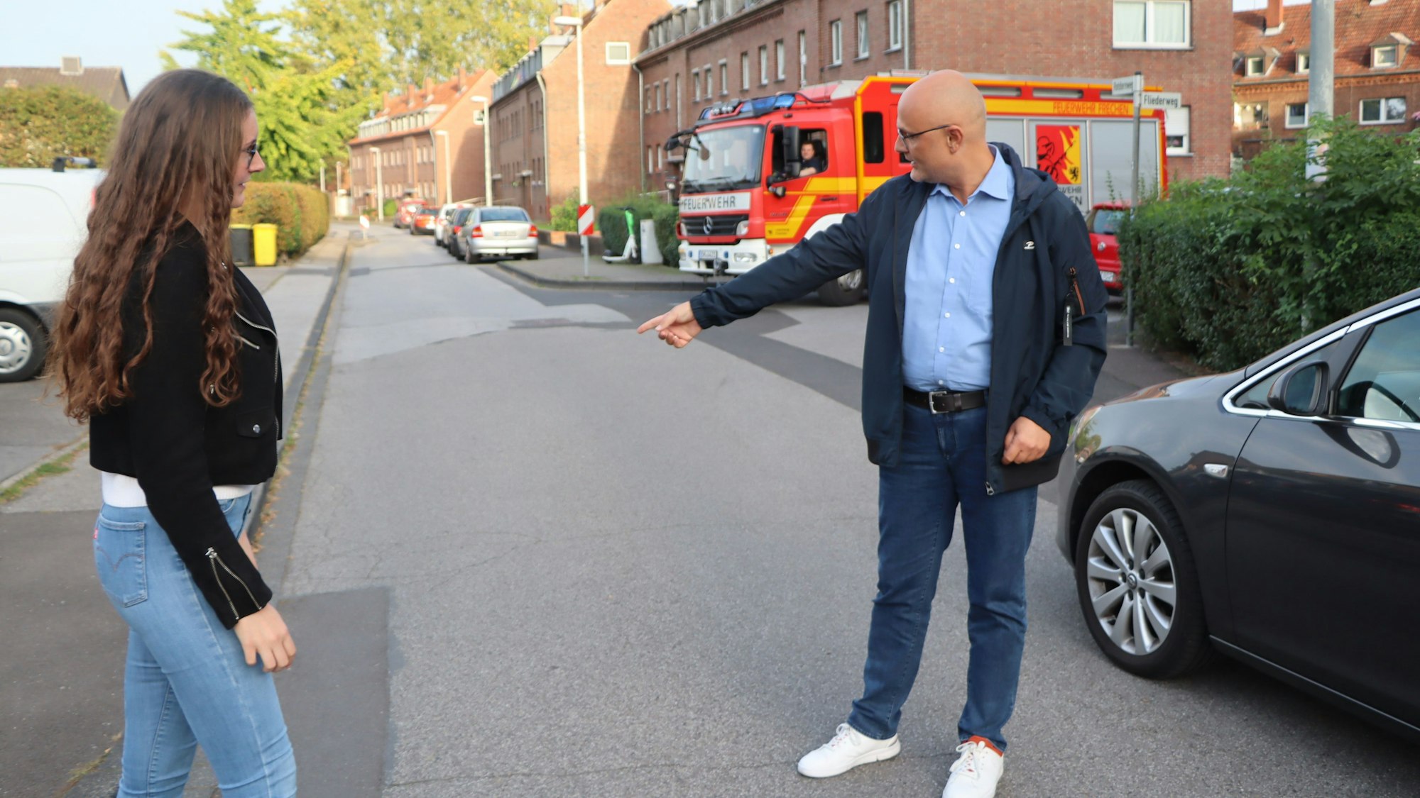 Chiara Verhulsdonk, Leiterin des Ordnungsamts, und ihr Kollege Norbert Sester stehen auf einer der engen Frechener Wohnstraßen.