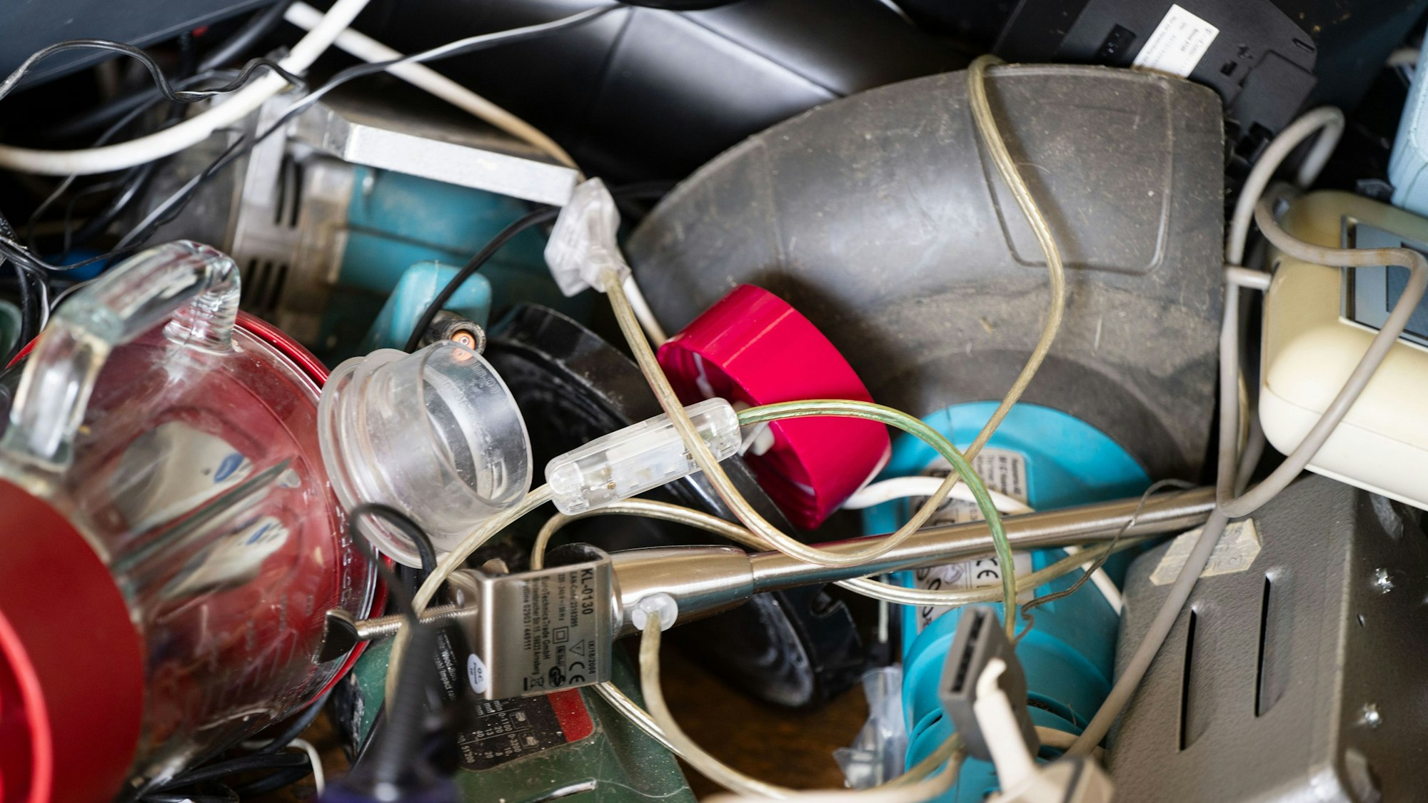Elektrokleingeräte liegen auf einem Wertstoffhof.