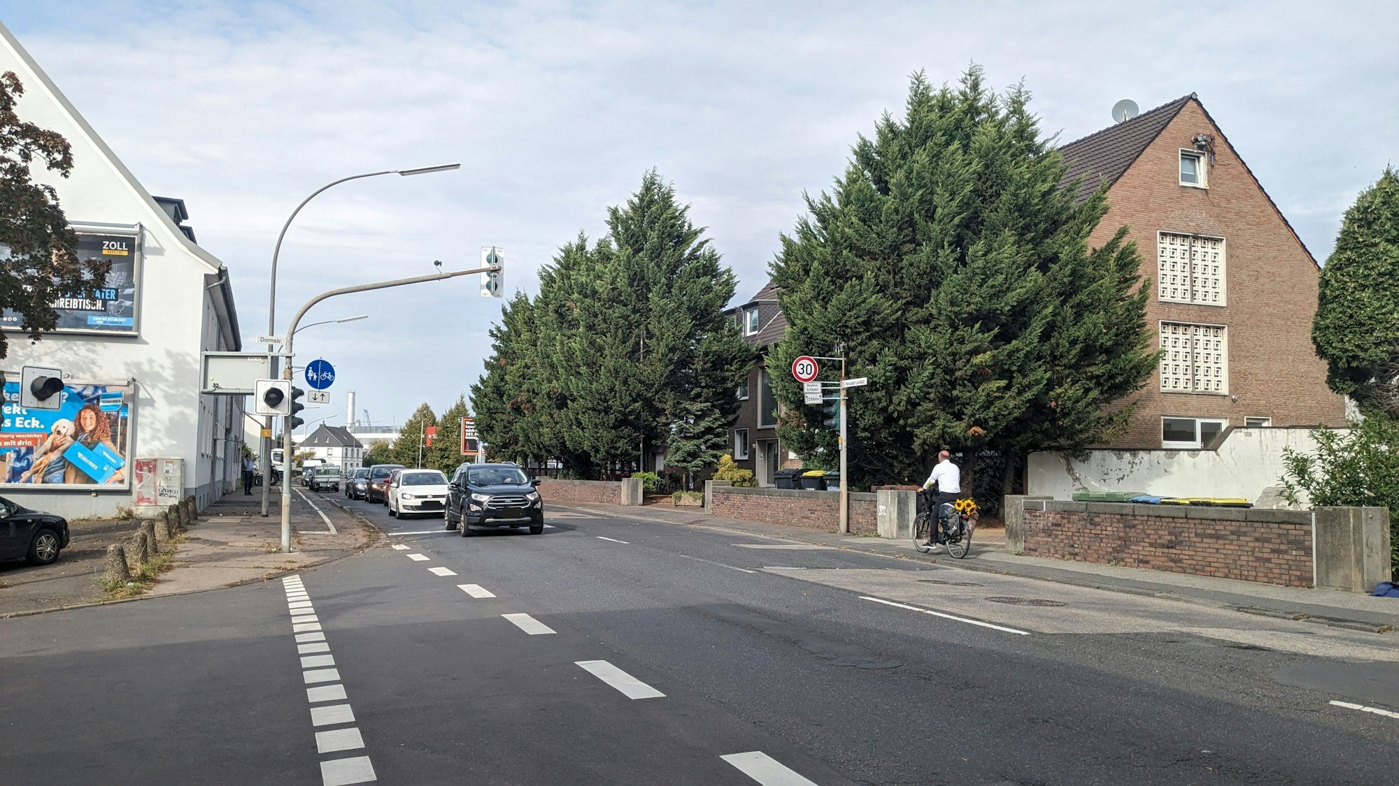 Autos dahren über die Neusser Landstraße in Köln-Worringen.