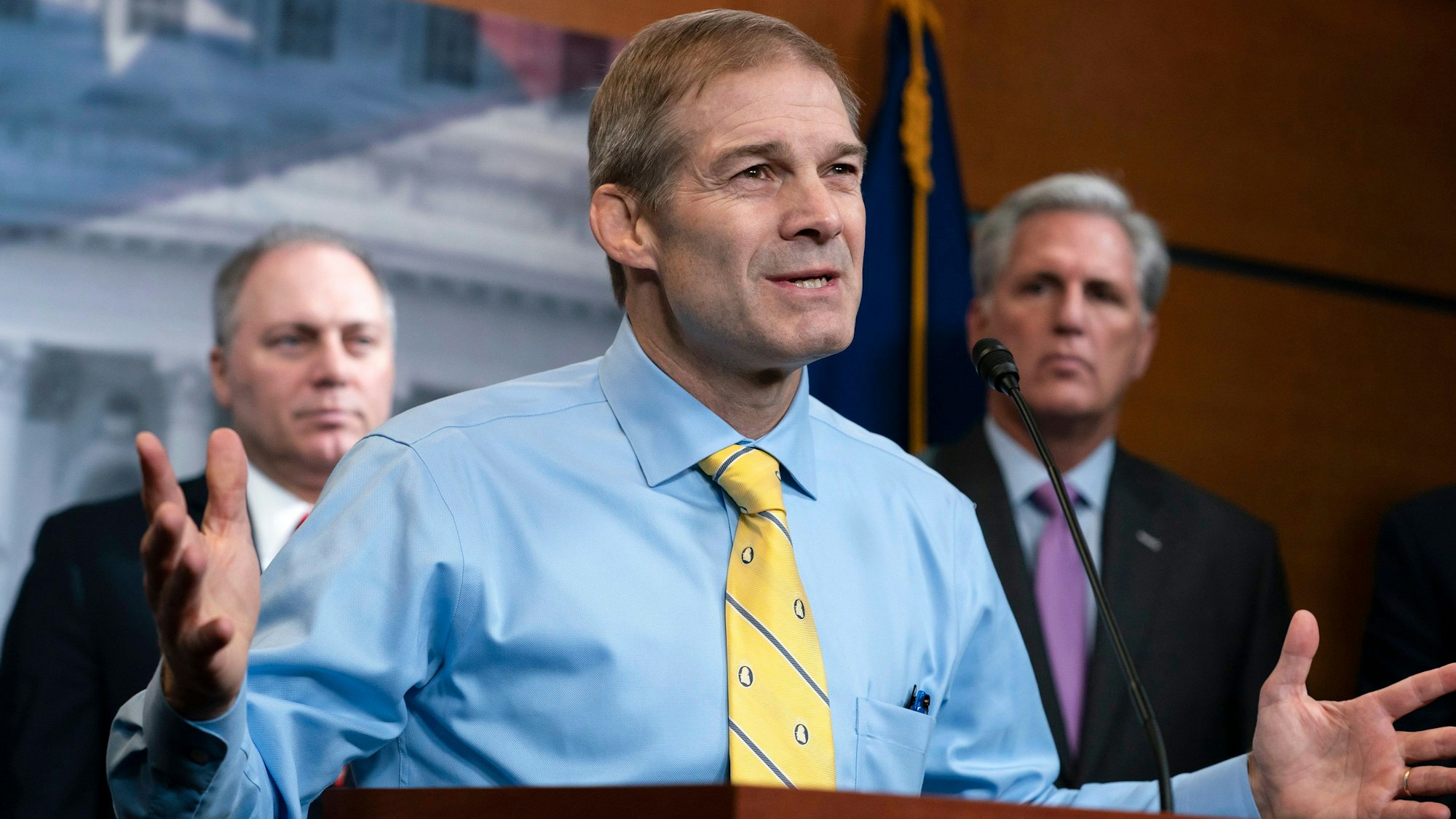 Jim Jordan (M), Abgeordneter des Repräsentantenhauses für Ohio, spricht neben Steve Scalise (l), Abgeordneter des Repräsentantenhauses für Louisiana, und Kevin McCarthy, ehemaliger Sprecher und Abgeordneter des Repräsentantenhauses für Kalifornien. (Archivbild)