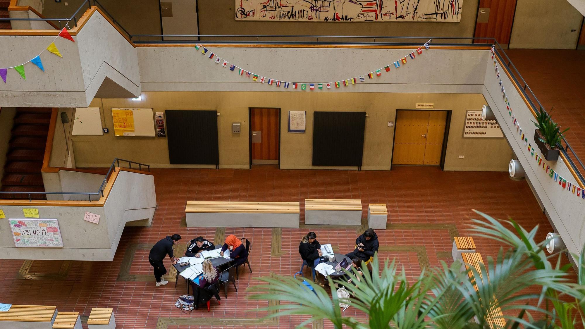 Blick von oben auf das Foyer des Köln-Kollegs in Deutz