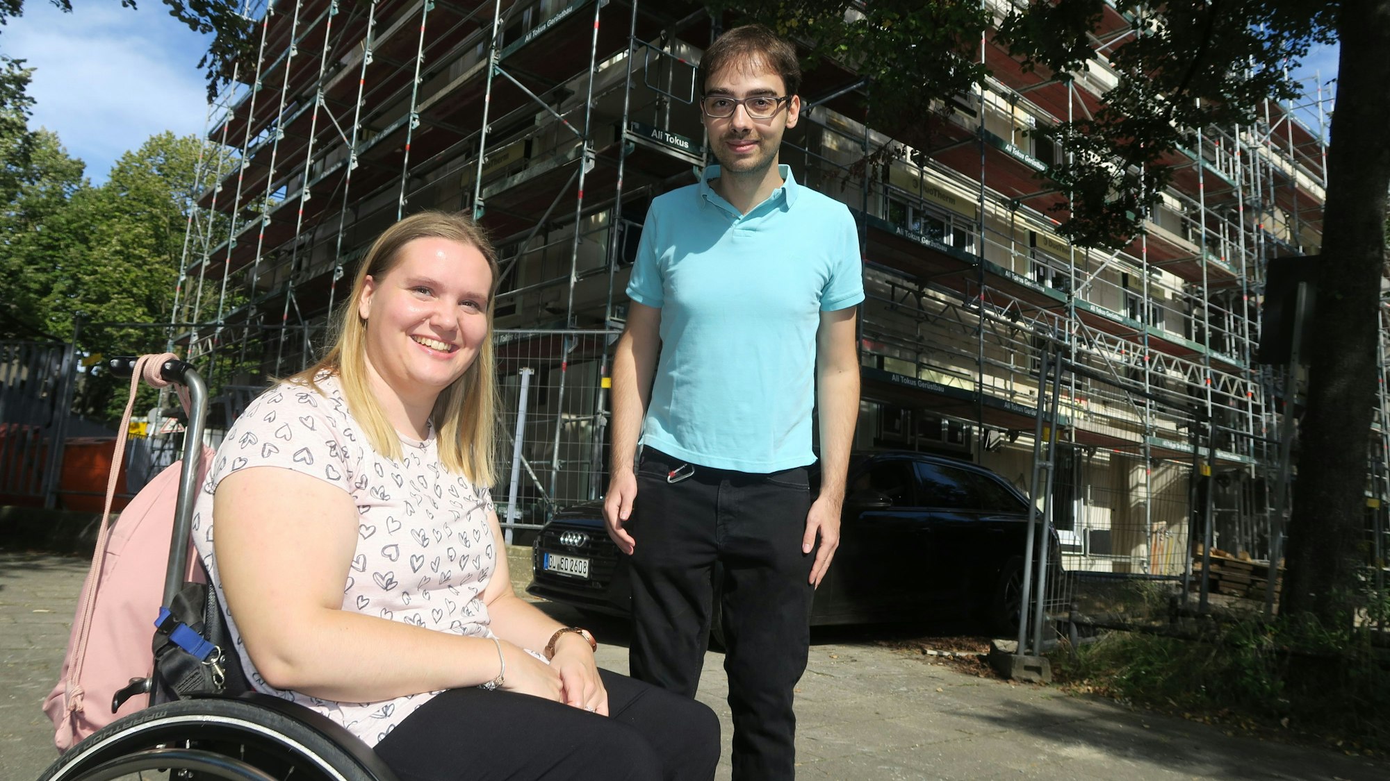 Lara Mettendorf und Paul Haurand stehen vor dem Baugerüst