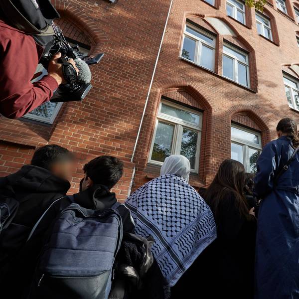 11.10.2023, Berlin: Schüler versammeln sich nach dem Unterricht vor dem Ernst-Abbe-Gymnasium im Berliner Stadtteil Neukölln. An dieser Schule kam es zu einem Vorfall im Zusammenhang mit dem Israel-Konflikt. (Archivbild vom 11. Oktober 2023)