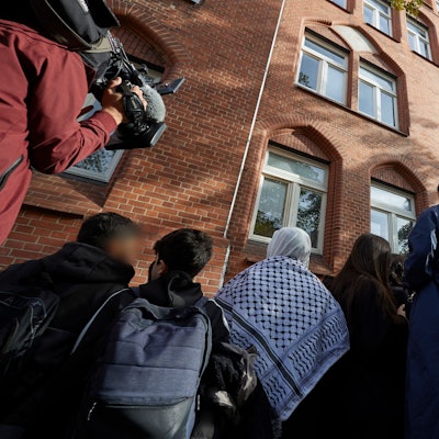 11.10.2023, Berlin: Schüler versammeln sich nach dem Unterricht vor dem Ernst-Abbe-Gymnasium im Berliner Stadtteil Neukölln. An dieser Schule kam es zu einem Vorfall im Zusammenhang mit dem Israel-Konflikt. (Archivbild vom 11. Oktober 2023)
