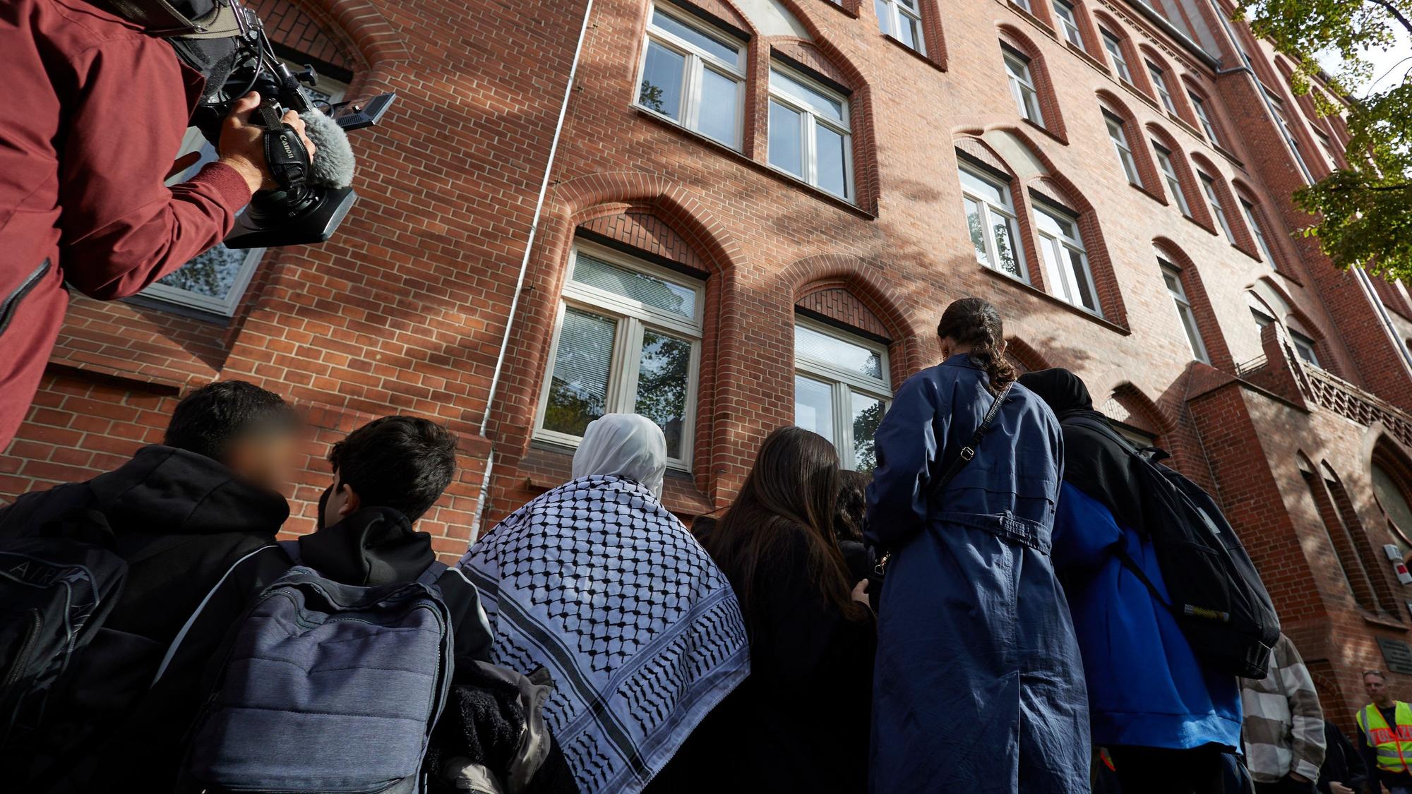 11.10.2023, Berlin: Schüler versammeln sich nach dem Unterricht vor dem Ernst-Abbe-Gymnasium im Berliner Stadtteil Neukölln. An dieser Schule kam es zu einem Vorfall im Zusammenhang mit dem Israel-Konflikt. (Archivbild vom 11. Oktober 2023)