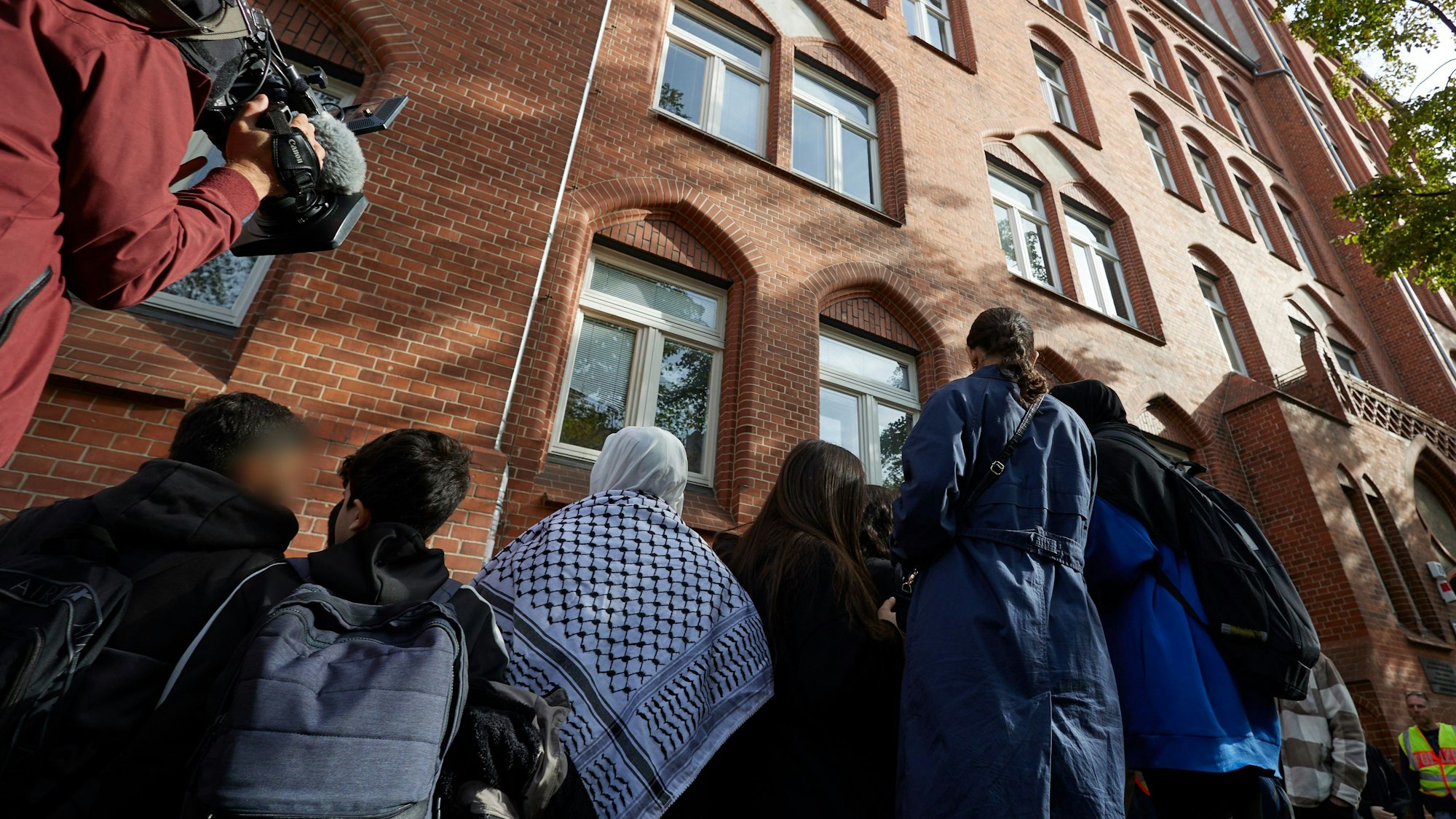 11.10.2023, Berlin: Schüler versammeln sich nach dem Unterricht vor dem Ernst-Abbe-Gymnasium im Berliner Stadtteil Neukölln. An dieser Schule kam es zu einem Vorfall im Zusammenhang mit dem Israel-Konflikt. (Archivbild vom 11. Oktober 2023)