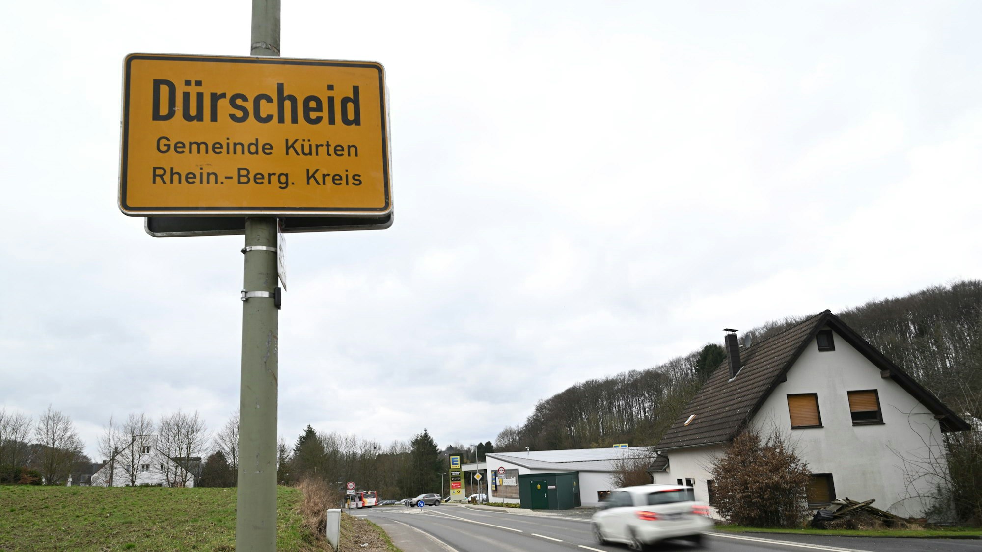 Dürscheider Ortsschild am neuen Standort vor der Einmündung tzum Supermarkt