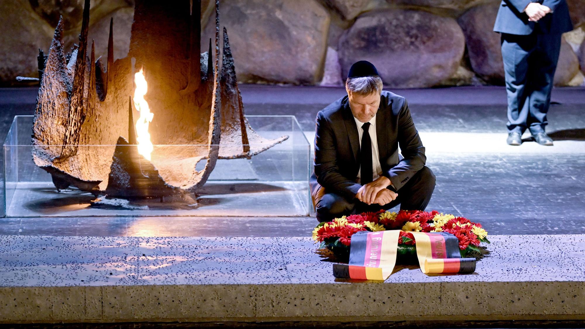 2022 besuchte Robert Habeck (Bündnis 90/Die Grünen), die Gedenkstätte Yad Vashem. (Archivbild) In seinem Statement zu Israel erinnert er sich an die Auslandsreise und erzählt eine Anekdote über ein Bild, das ihm dort in Erinnerung blieb.