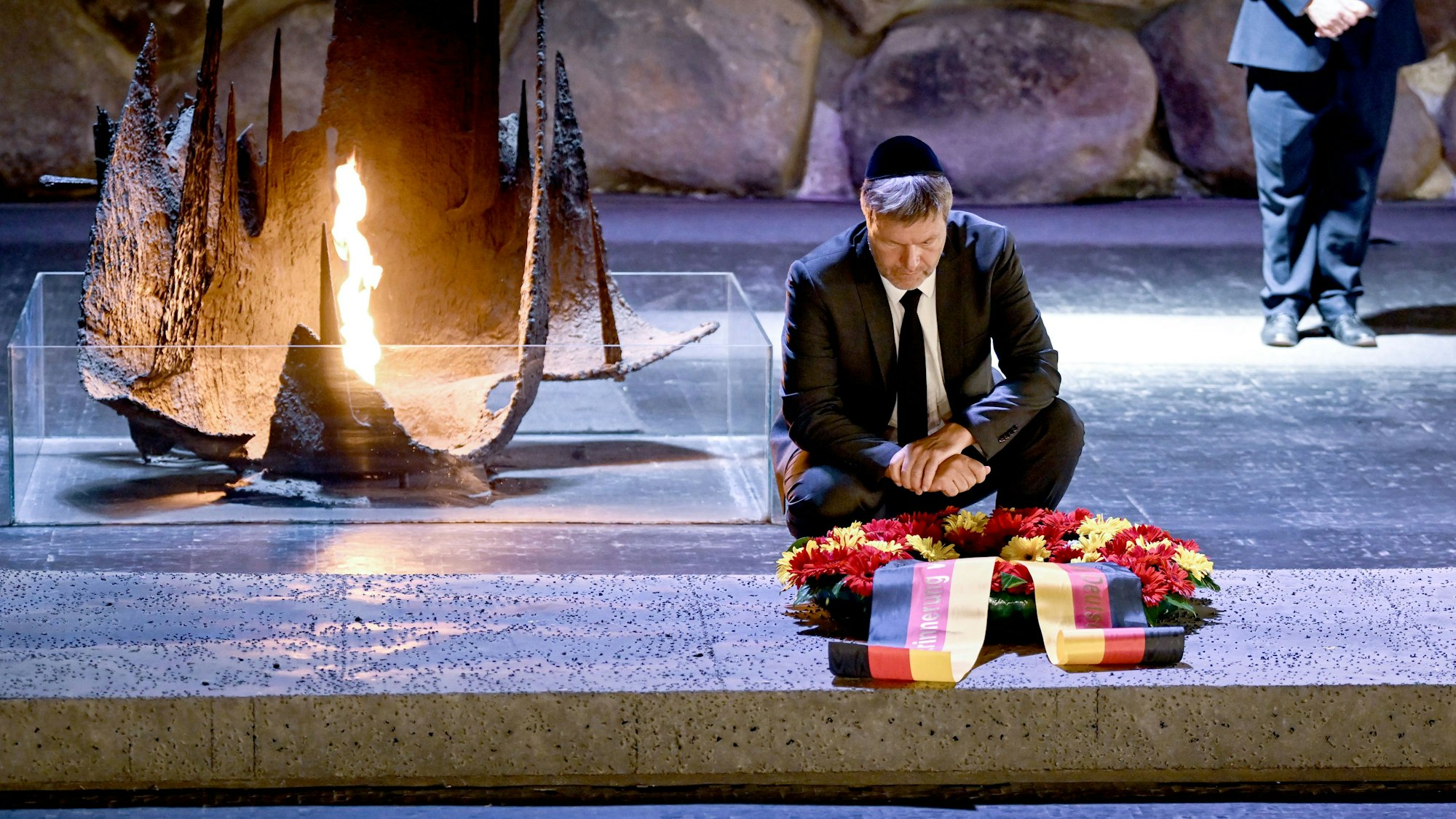 Robert Habeck (Bündnis 90/Die Grünen), Vizekanzler und Bundesminister für Wirtschaft und Klimaschutz, besuchte 2022 die Gedenkstätte Yad Vashem.