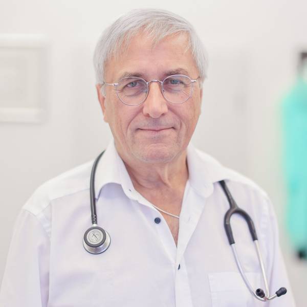 Dr.med. Lothar Rütz, Facharzt für Allgemeinmedizin, aufgenommen in seiner Praxis in Nippes in Köln.