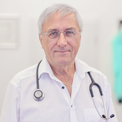 Dr.med. Lothar Rütz, Facharzt für Allgemeinmedizin, aufgenommen in seiner Praxis in Nippes in Köln.