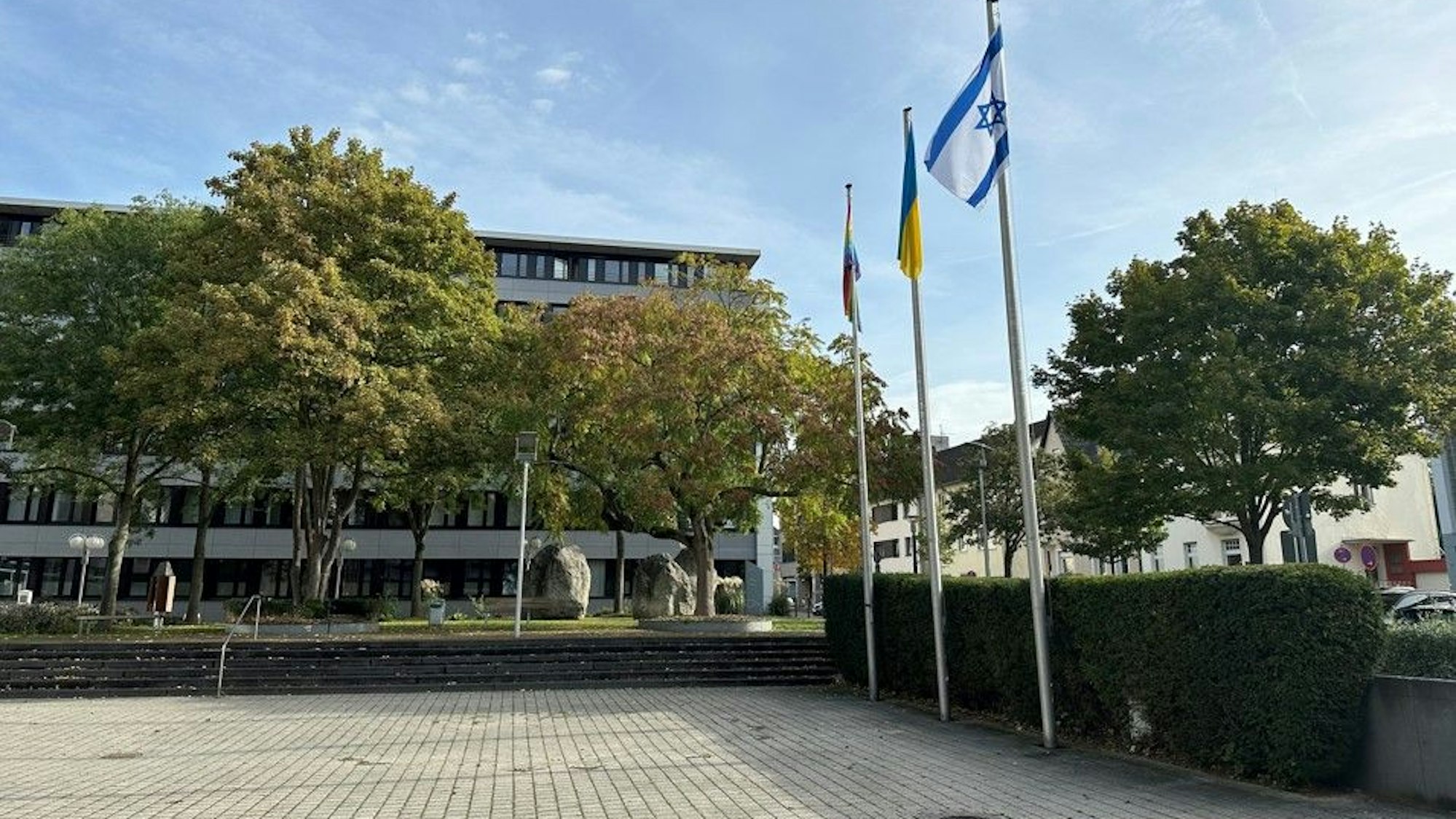 Auf dem Foto wehen verschiedene Flaggen vor dem Bergheimer Rathaus, darunter die israelische.