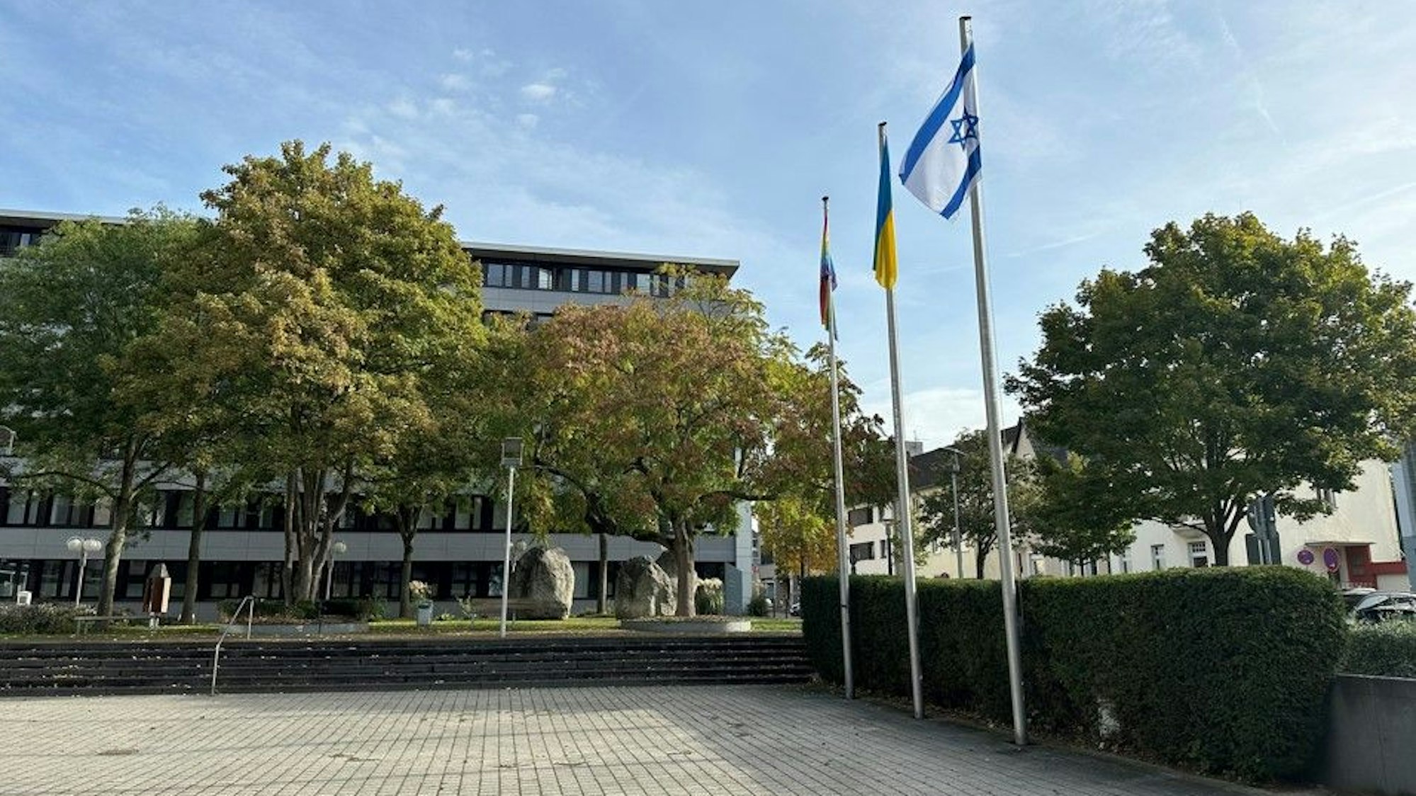 Auf dem Foto ist die israelische Flagge vor dem Rathaus in Bergheim zu sehen. Daneben weht die der Ukraine.