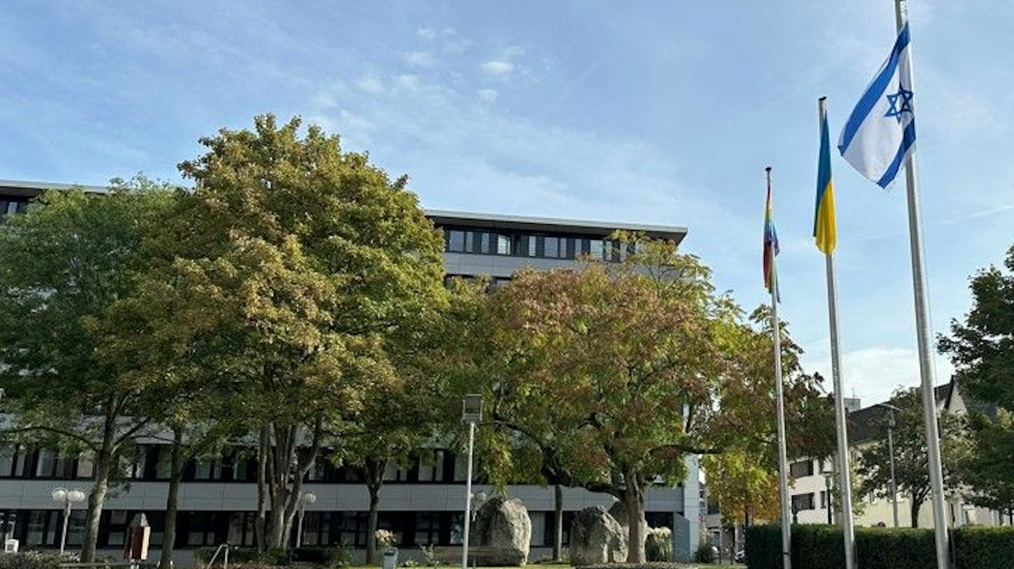 Auf dem Foto ist zu sehen, wie die israelische Flagge vor dem Bergheimer Rathaus weht.