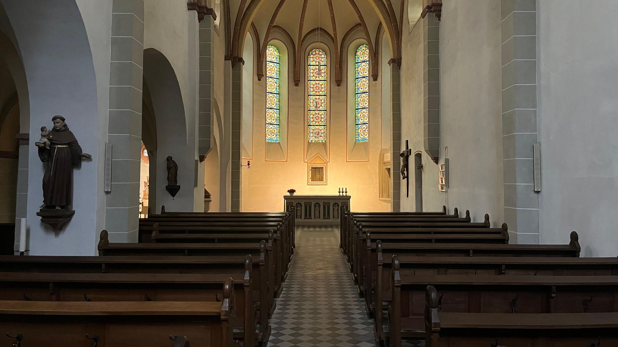 Ein Blick ins Innere der Seligenthaler Franziskanerkirche lohnt sich, rechts neben dem Altar ist unter einem Gitter noch der ursprünglichen Fußboden zu sehen.