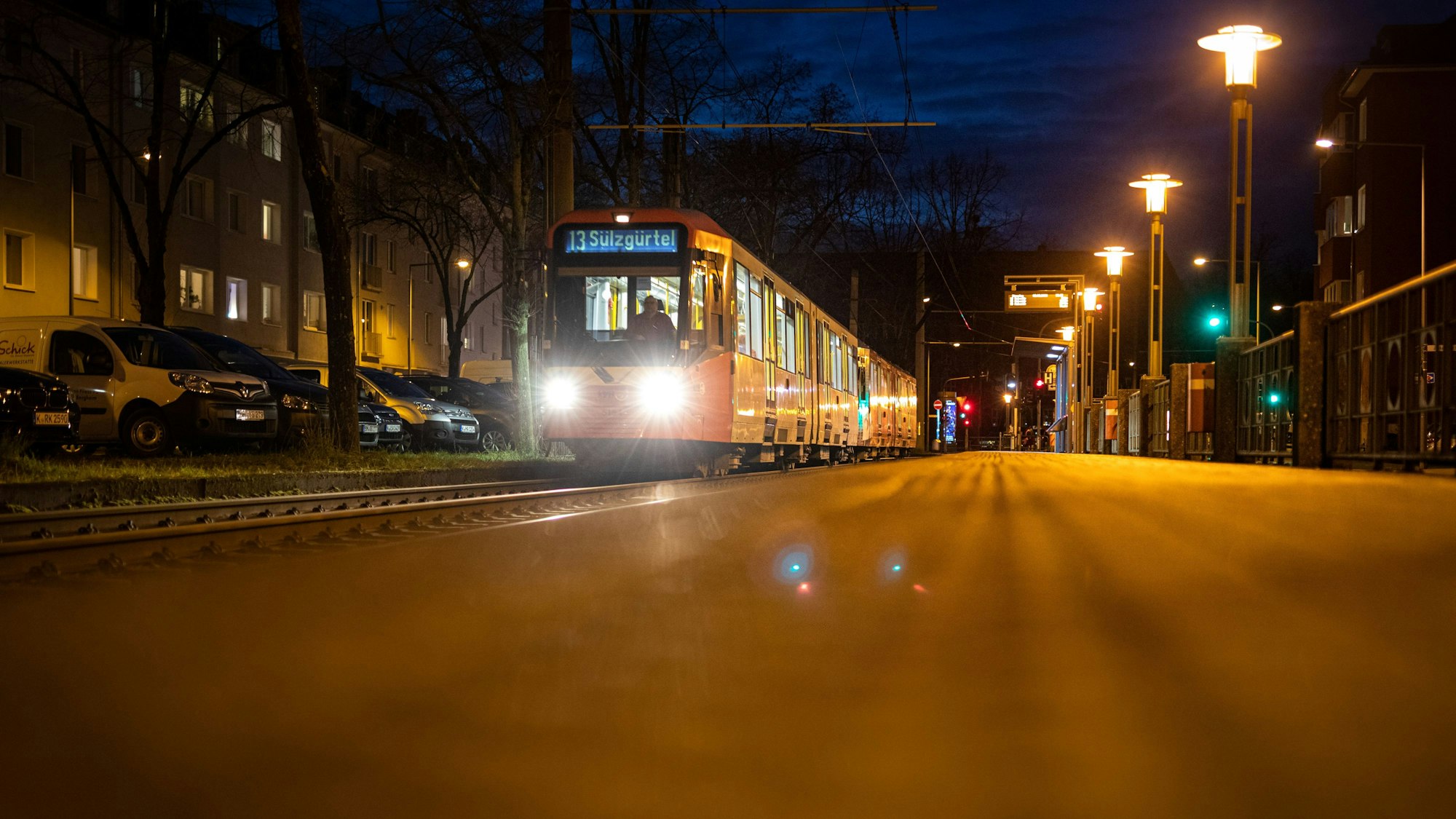 Die Linie 13 bei Nacht