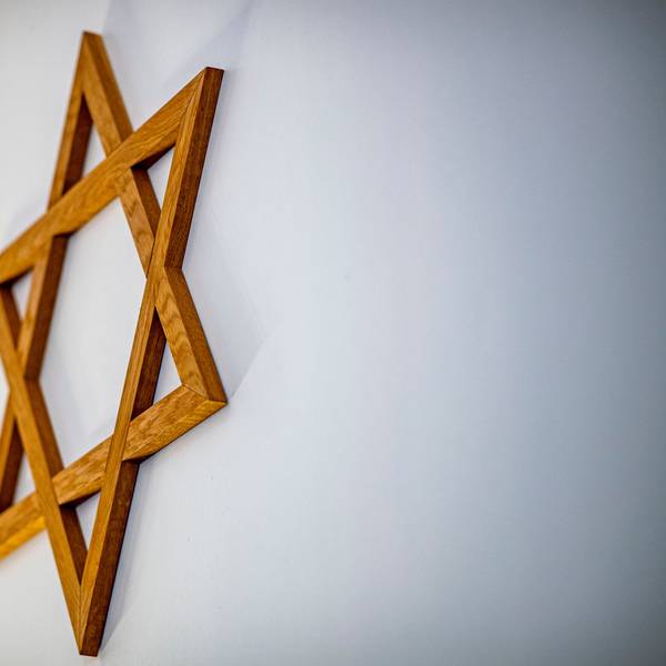 Ein Davidstern hängt an einer Wand im Gebetsraum einer Synagoge.