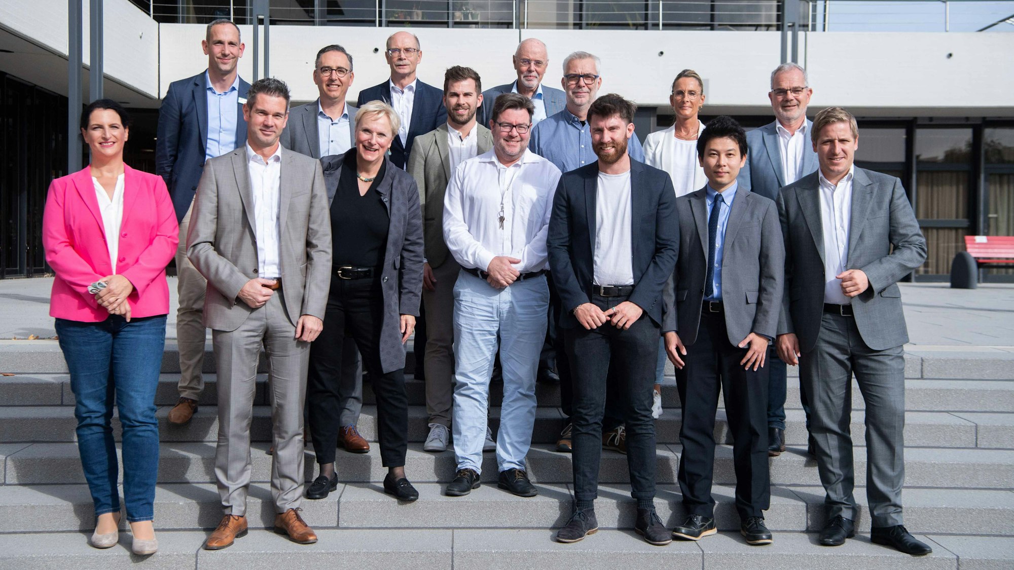 Das Bild zeigt die Protagonisten in einem Gruppenbild vor dem Kreishaus.