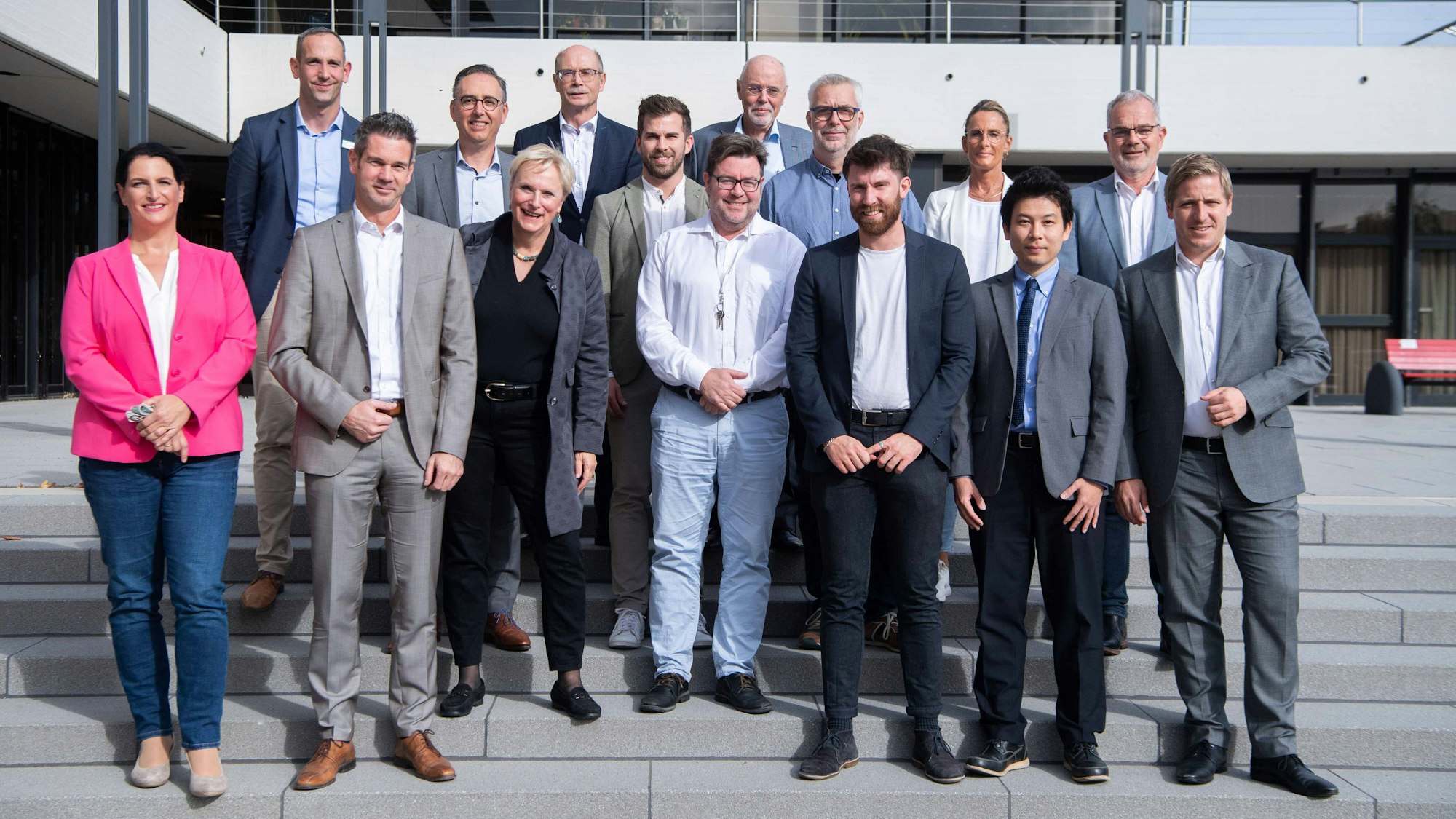 Das Bild zeigt die Protagonisten in einem Gruppenbild vor dem Kreishaus.