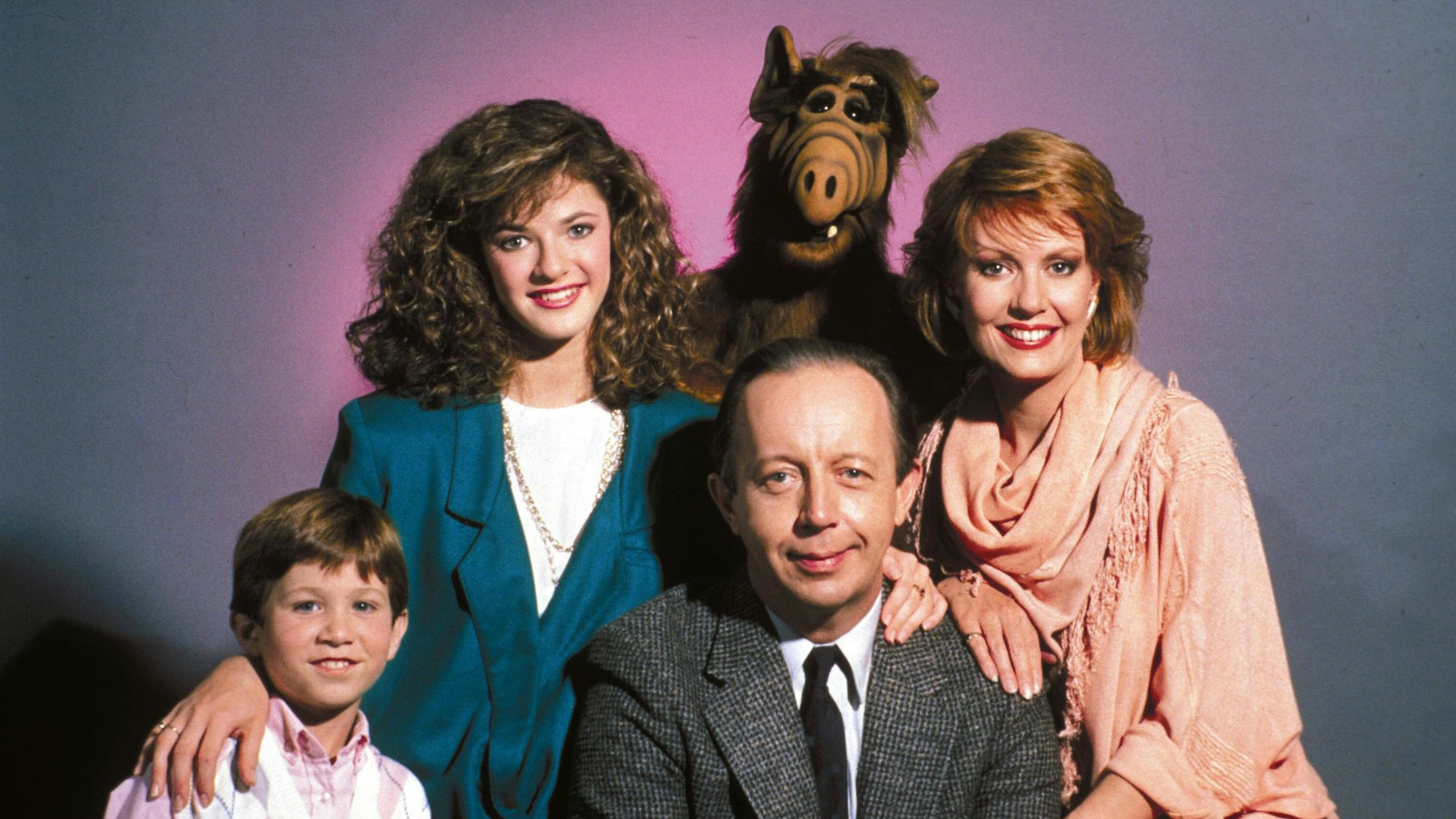 Benji Gregory, Andrea Elson, Alf, Anne Schedeen und Max Wright waren die Hauptdarsteller der Kult-Sitcom „Alf“, die Ende der 1980er Jahre im Fernsehen lief.