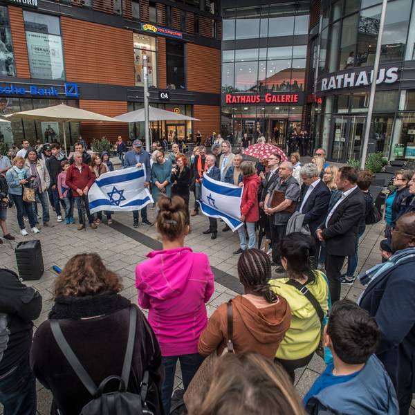 Der Integrationsrat Leverkusen hatte zur Kundgebung auf dem Rathausvorplatz für Solidarität mit Israel aufgerufen.