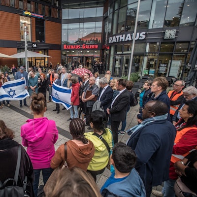 Der Integrationsrat Leverkusen hatte zur Kundgebung auf dem Rathausvorplatz für Solidarität mit Israel aufgerufen.