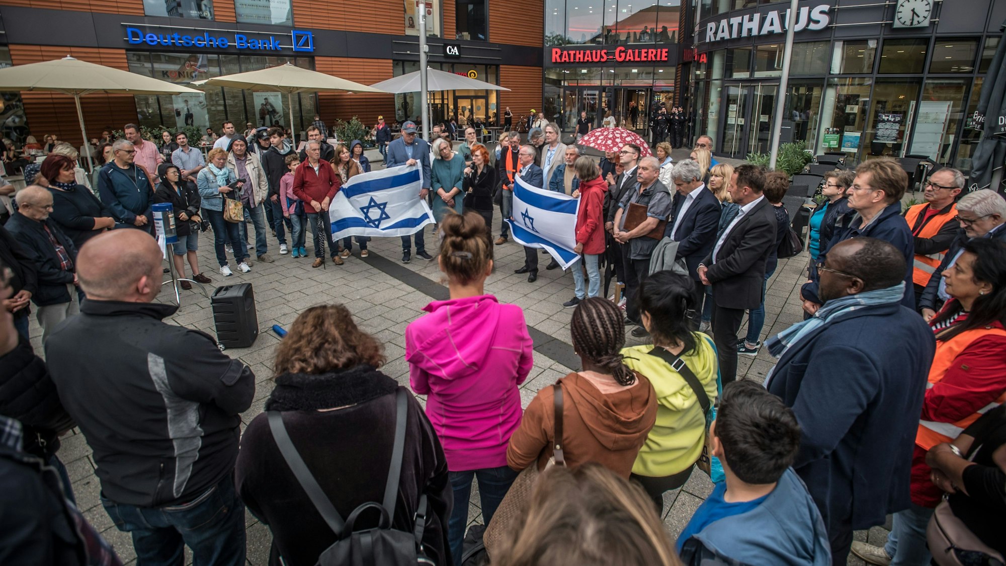 Der Integrationsrat Leverkusen hatte zur Kundgebung auf dem Rathausvorplatz für Solidarität mit Israel aufgerufen.