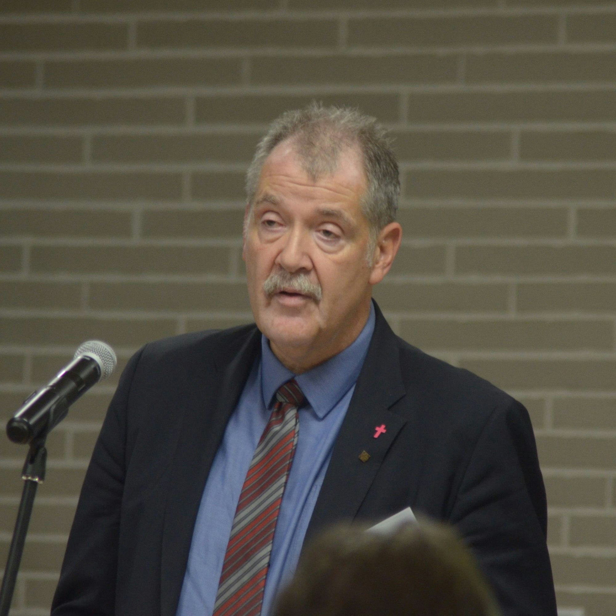 Norbert Michels,Geschäftsführer des Diözesanrates der Katholiken im Erzbistum Köln, spricht in ein Mikrofon.