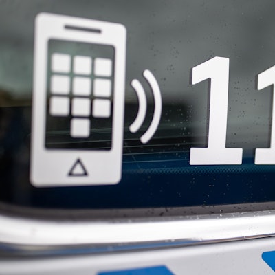 Der Nummer des Polizeinotrufs 110 steht auf der Scheibe eines Polizeifahrzeugs.