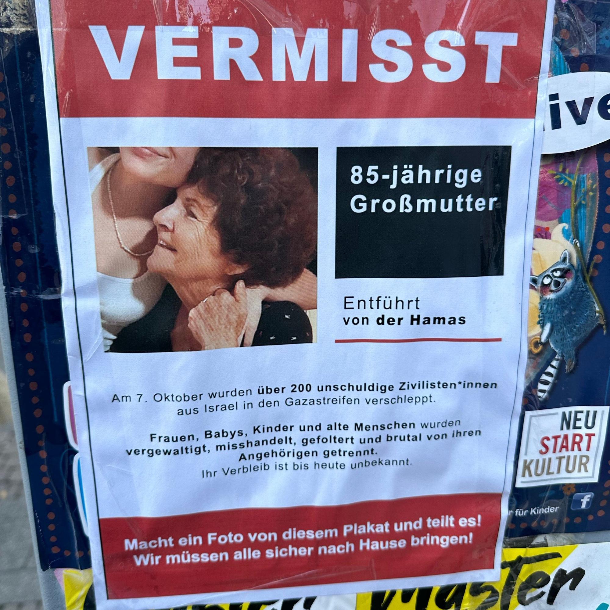 Diese Plakate hingen am Samstagnachmittag in der Kölner Schildergasse. Sie zeigten Fotos von israelischen Geiseln, die beim Großangriff der Terrororganisation verschleppt worden waren.