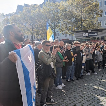 Teilnehmerinnen und Teilnehmer der pro-israelischen Kundgebung auf der Kölner Heumarkt am Samstag. Auch eine pro-palästinensische Demonstration durfte nach einer Entscheidung des Verwaltungsgerichts am Samstag stattfinden.