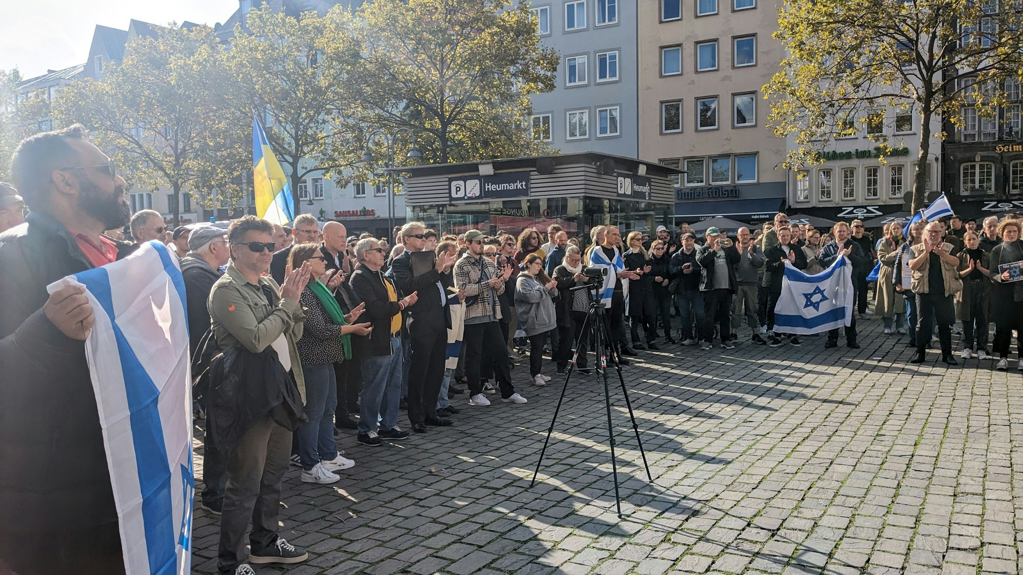 Teilnehmerinnen und Teilnehmer der pro-israelischen Kundgebung auf der Kölner Heumarkt am Samstag. Auch eine pro-palästinensische Demonstration durfte nach einer Entscheidung des Verwaltungsgerichts am Samstag stattfinden.